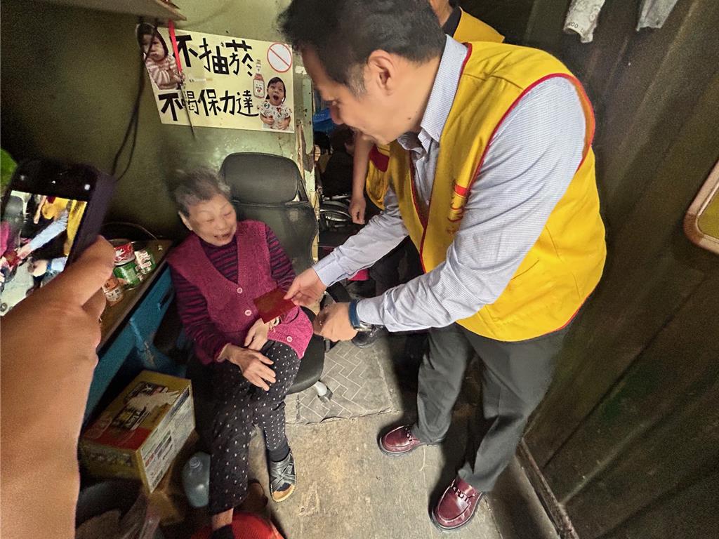 開春就送暖 康和證券董座鄭大宇親赴1919食物銀行關懷戶送暖