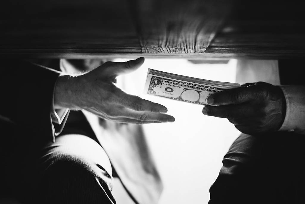 有部分企業為了獲取交易，選擇向客戶端之採購人員或具決策影響力者提供回扣、佣金或其他形式之利益。圖／摘自Feeepik