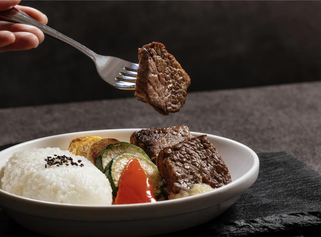 華航攜手燒肉專門店「大腕燒肉」打造專屬餐點