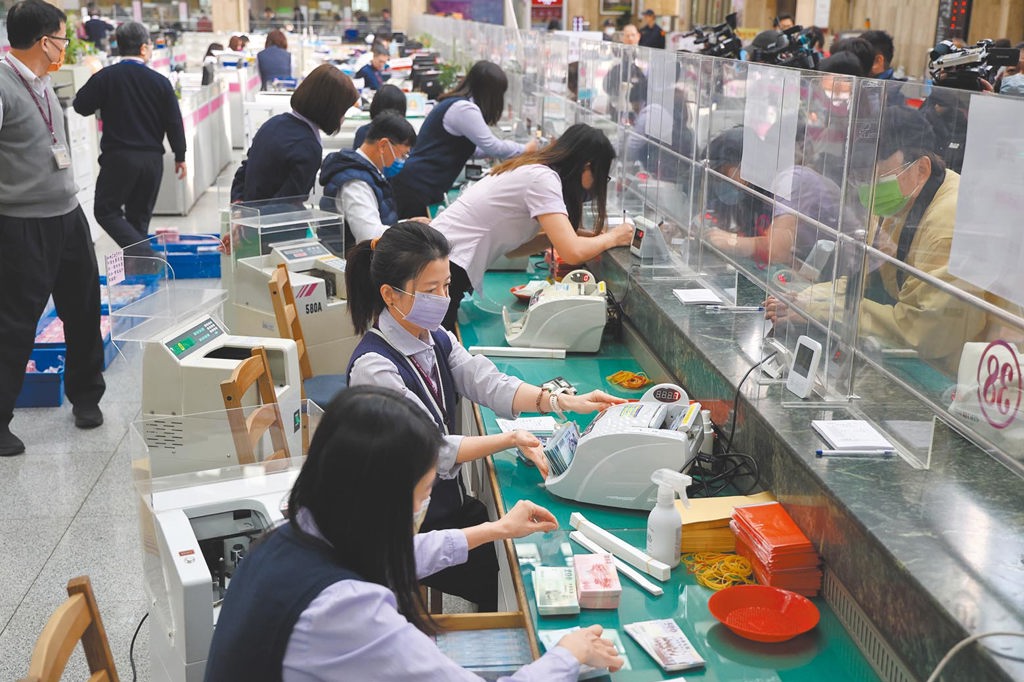 去年Q4國銀行員平均貢獻度 十家衝破400萬