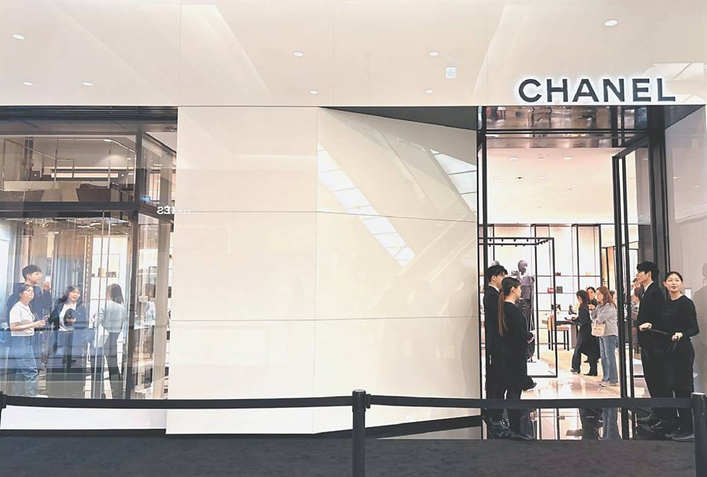 戰事抑制出國潮 百貨業買氣回流