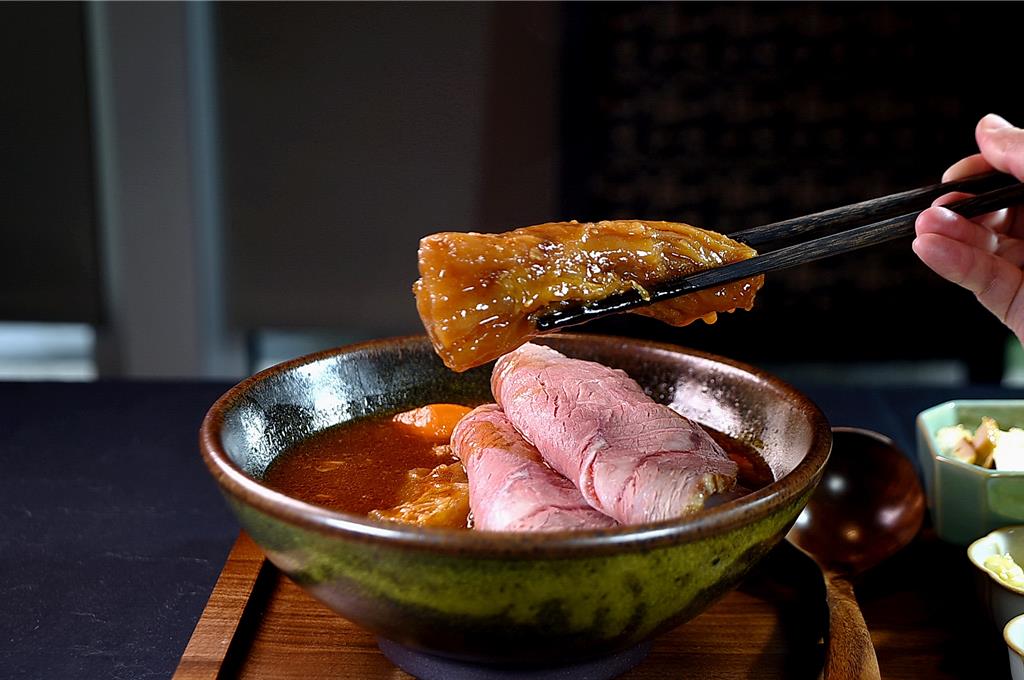 每天僅賣15碗、賣完就停!〈門前隱味〉聯名〈勞瑞斯〉推出「頂奢版牛排麵」