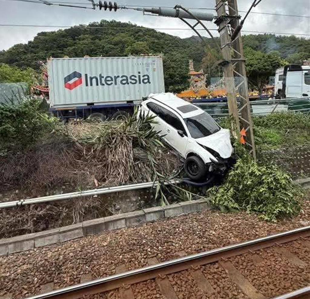 太魯閣號事故5周年前夕 再傳車輛滑落台鐵軌道旁