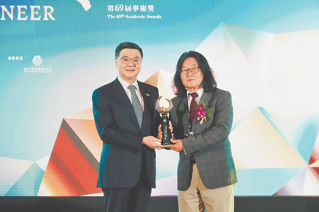 東海教授何萬順 捐獎金助學子