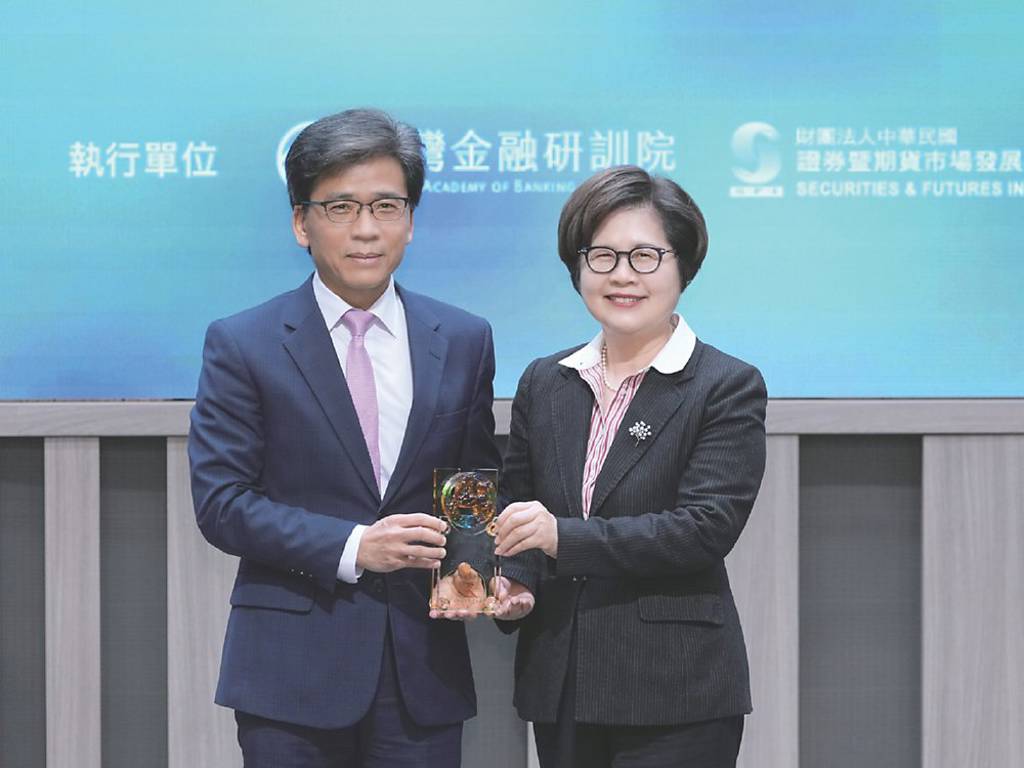 領航淨零轉型 一銀大秀實力