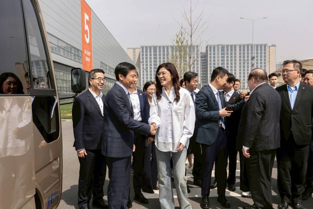 鄭麗文參訪小米汽車 產業人士:不如參訪護國群山