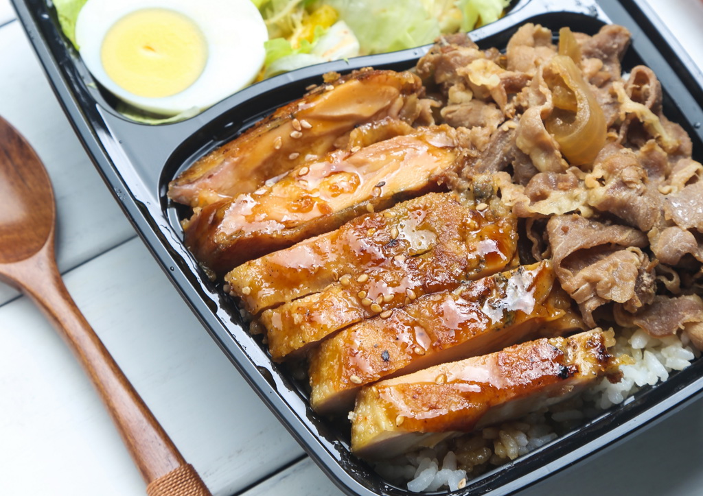 35年知名排骨便當驚見蟑螂頭...店員僅回「幫你換一碗」 店長回應了