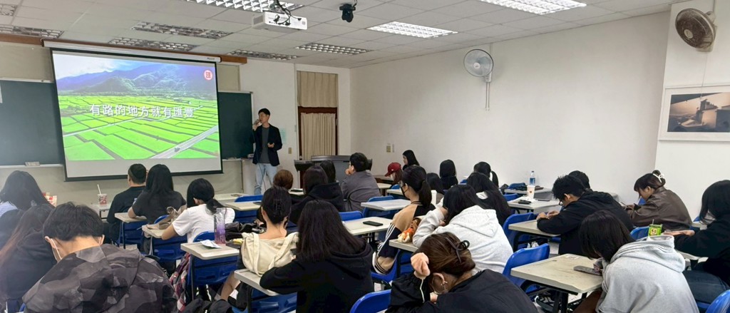 汇丰汽车影音负责人罗辛晞正在和同学们介绍汇丰永续服务。图 /企业永续ESG校园影执委会提供