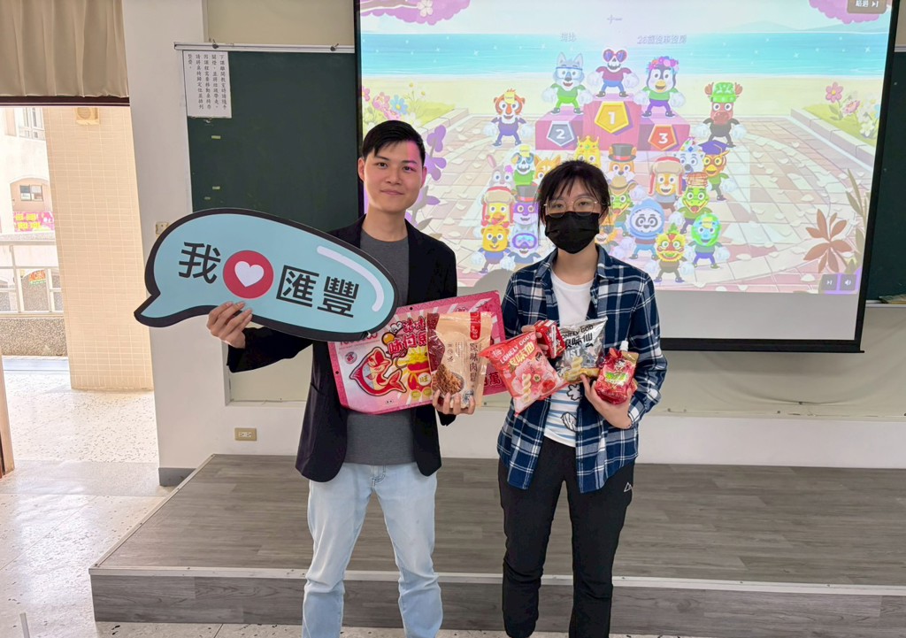 汇丰汽车影音负责人罗辛晞颁发精美礼物给得奖同学。图 /企业永续ESG校园影执委会提供