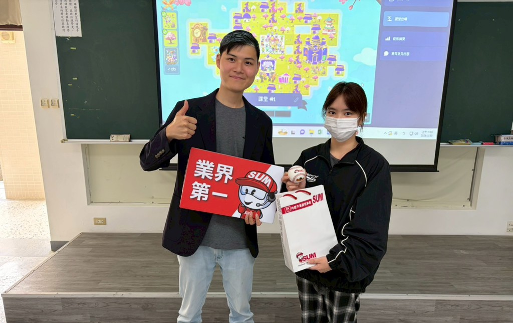 汇丰汽车影音负责人罗辛晞SUM联名棒球予小游戏得奖同学。图 /企业永续ESG校园影执委会提供