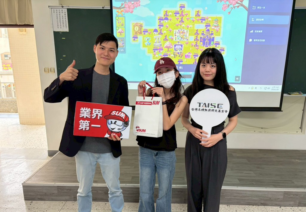 汇丰汽车影音负责人罗辛晞及TAISE数码创研专员黄郁琳共同颁发SUM联名棒球予小游戏得奖同学。图 /企业永续ESG校园影执委会提供