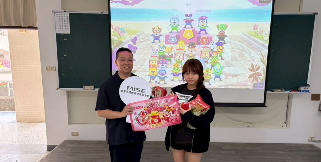 TAISE数码创研室主任谢宗佑颁发精美礼物给得奖同学。图 /企业永续ESG校园影执委会提供