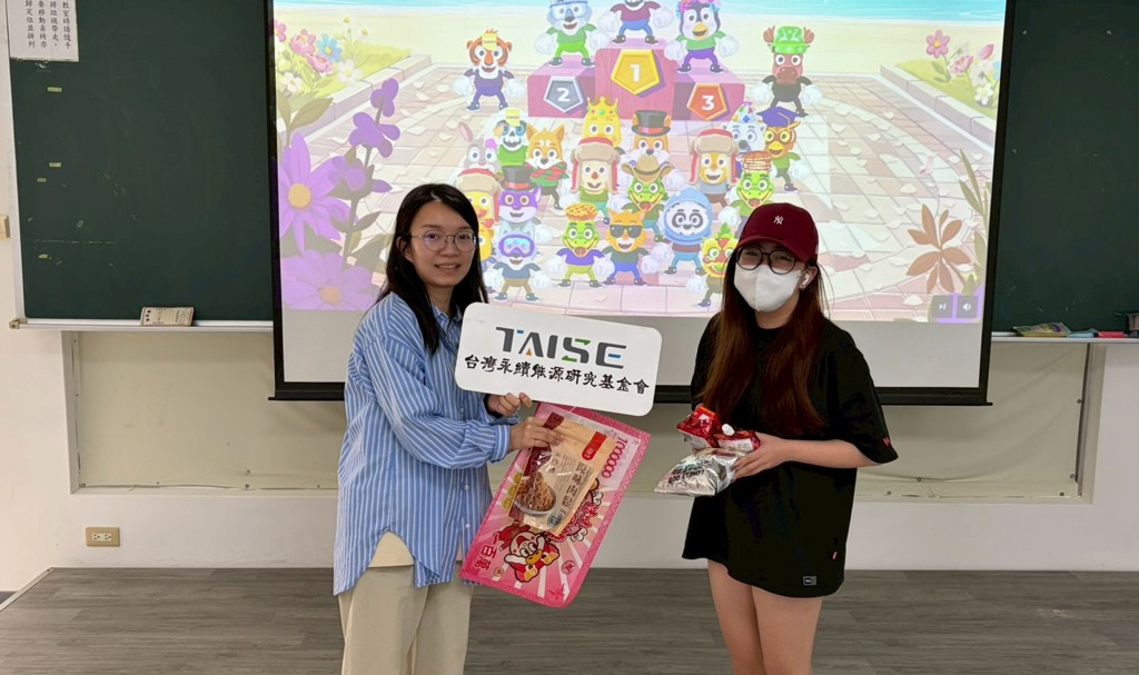 TAISE品牌发展室主任张逸晴颁发精美礼物给得奖同学。图 /企业永续ESG校园影执委会提供