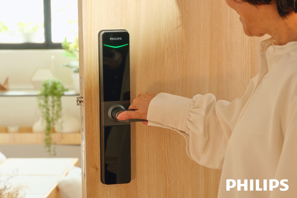 飛利浦把手式電子鎖最大特色是指紋解碼，不到0.5秒就能辨識，讓長輩進門更科技。圖／立傑數位提供