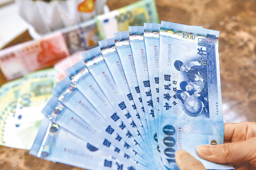 超會賺!13家金控首季獲利逼近1,900億元 八家賺破百億、兩家年增翻倍