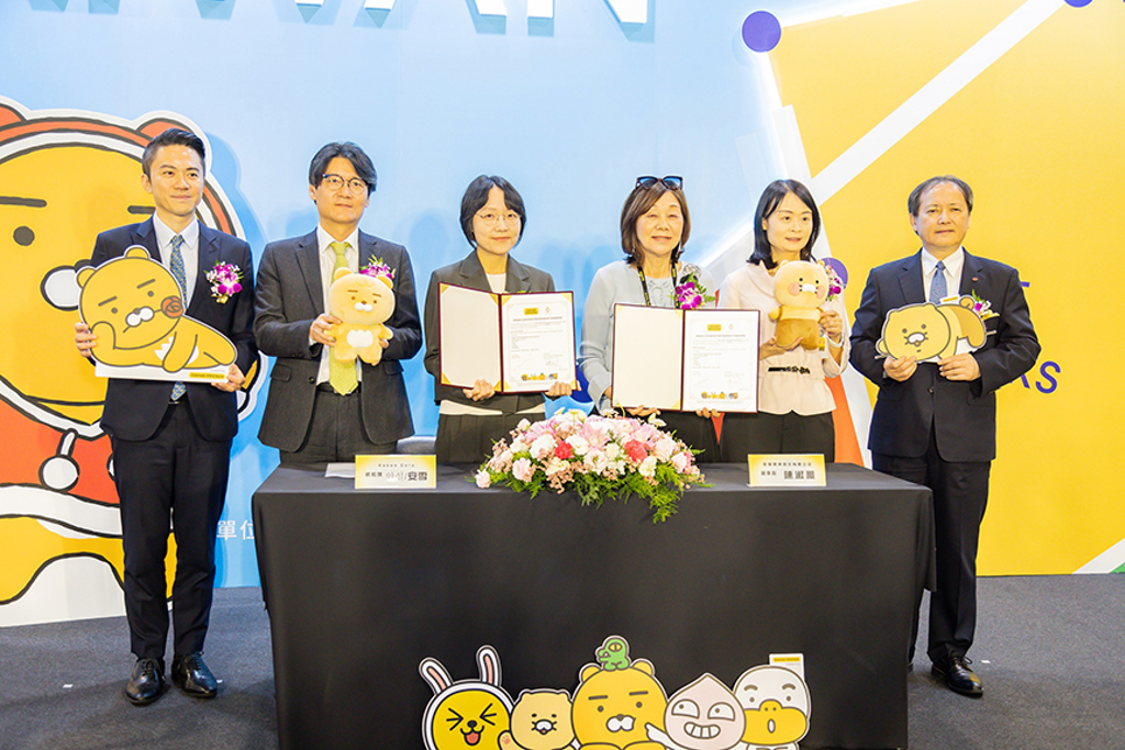 長隆實業於DG TAIWAN 2026展中與韓國Kakao Friends品牌進行授權簽署典禮。左起︰中小企業信保基金總經理郭裕信、駐臺北韓國代表部代理代表高尚郁、Kakao Friends總經理安雪、長隆實業董事長陳淑鳳、經濟部商業發展署署長蘇文玲、外貿協會秘書長王熙蒙。圖∕貿協提供