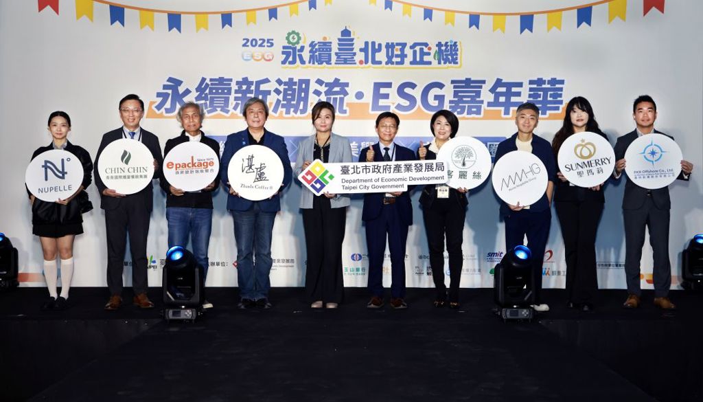 2025年成果：受輔導企業與產業局長官合影。圖／產業局提供