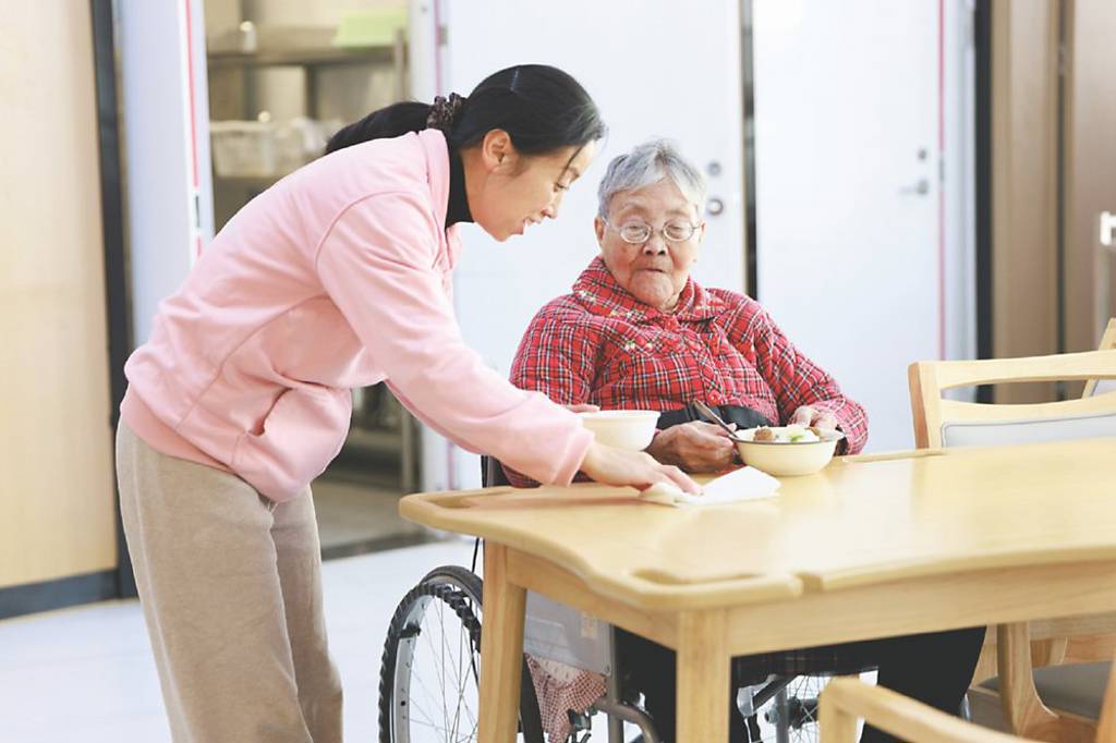 陸推政策 年輕人走進銀髮業