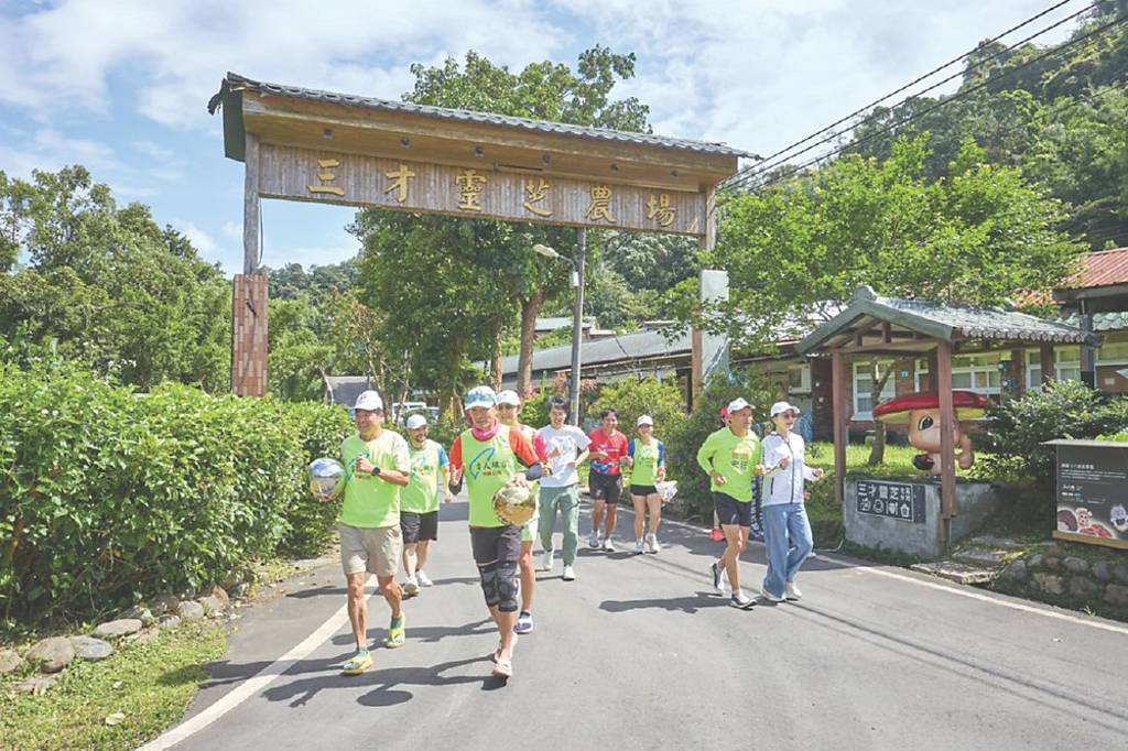穿越淡蘭微光樂跑 挺視障跑者