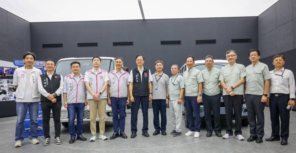 桃市府參訪中華汽車智慧製造 首輛國產電動貨車與機器狗應用驚艷亮相