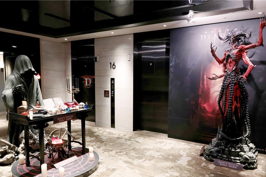 入住即開戰!三米高「憎恨之王」墨菲斯托現身南港六福萬怡酒店