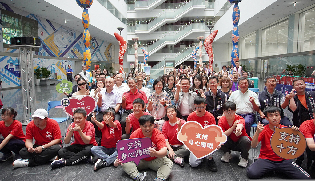 十方感恩餐會7/4登場 景氣寒冬尚缺35桌 胡瓜率群星力挺公益