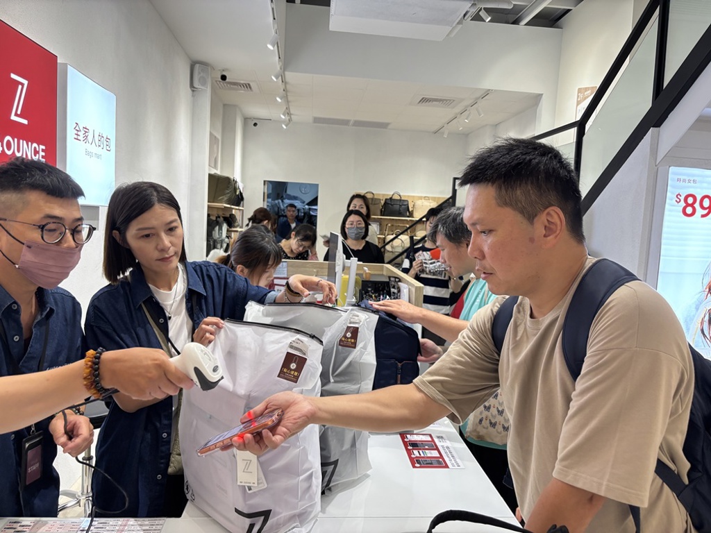 百元入手高質感!網路人氣品牌「74ounce」打造新北最大皮件包包旗艦店