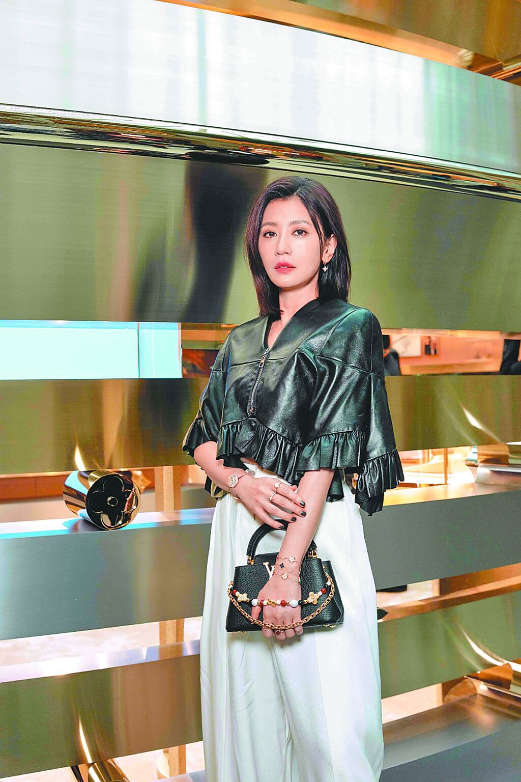 賈靜雯豪撒LV珠寶寵愛女兒!51歲凍齡美貌再進化