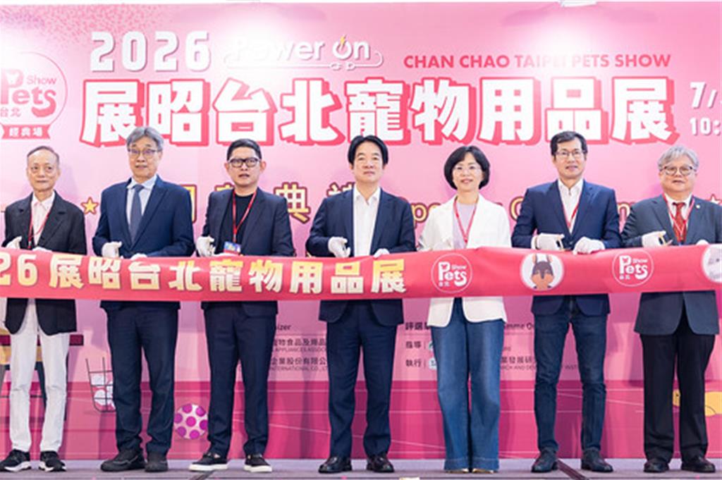 賴總統逛寵物展超親民!應邀試吃毛孩肉乾讚「好吃」