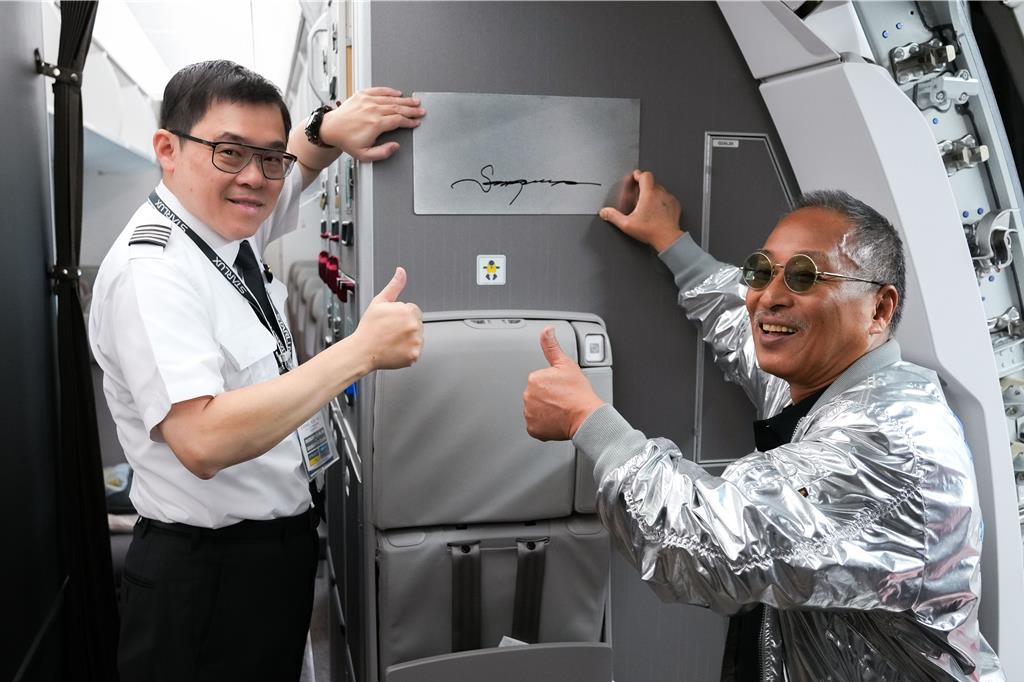 張國煒駕星宇藝術機首航東京 空山基登機簽名落款
