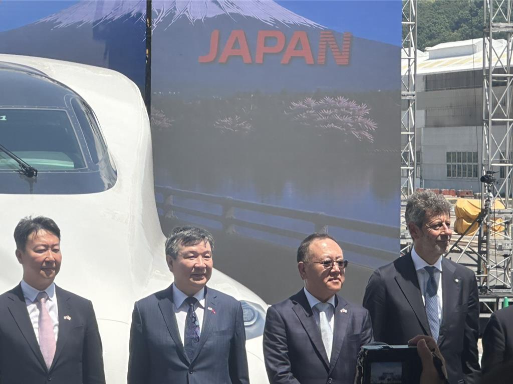台灣高鐵首輛新車出廠 明年7月上線