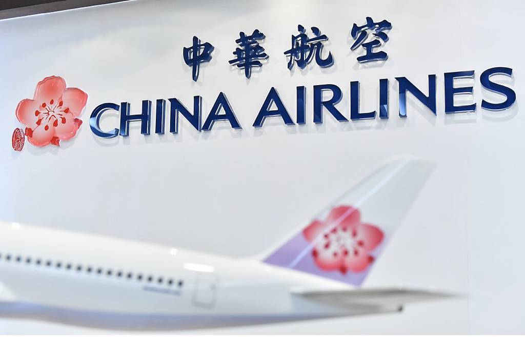 長榮航、華航迎旺季 權證火