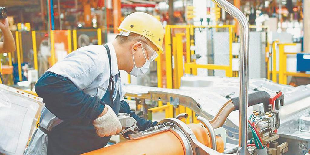 6月製造業燈號 再亮黃紅燈