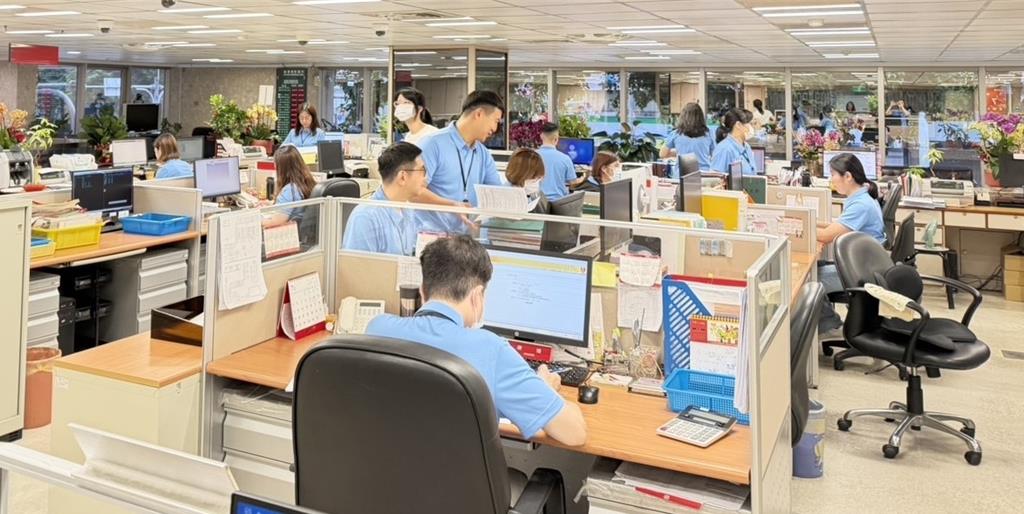 對抗炎夏高溫 華南金董座推輕衫上班