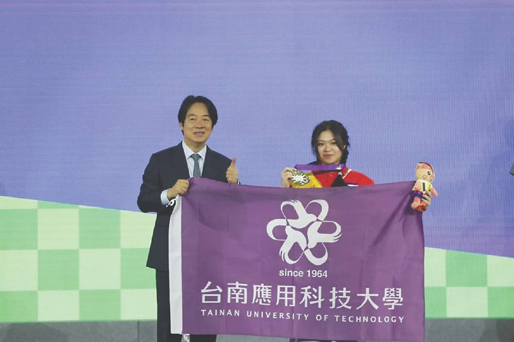 桃竹苗分署育才有成 呂羽昕中式服裝奪全國冠軍
