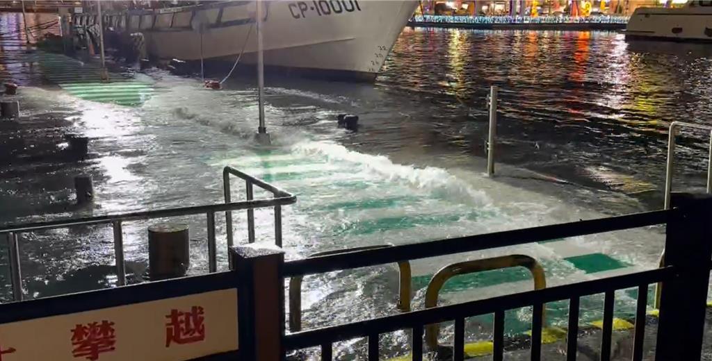 白海豚引海水倒灌 基隆市區一度淹水30公分