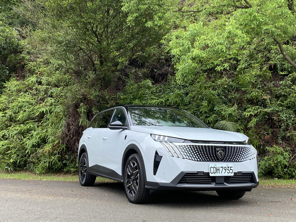 試車報告》獅王豪旅 七人座旗艦 Peugeot 5008 Hybrid GT Nappa Cielo