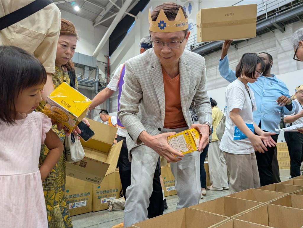 貿協𢹂手安德烈慈善「台北童樂會」 逾400員工眷屬打包1,659食物箱