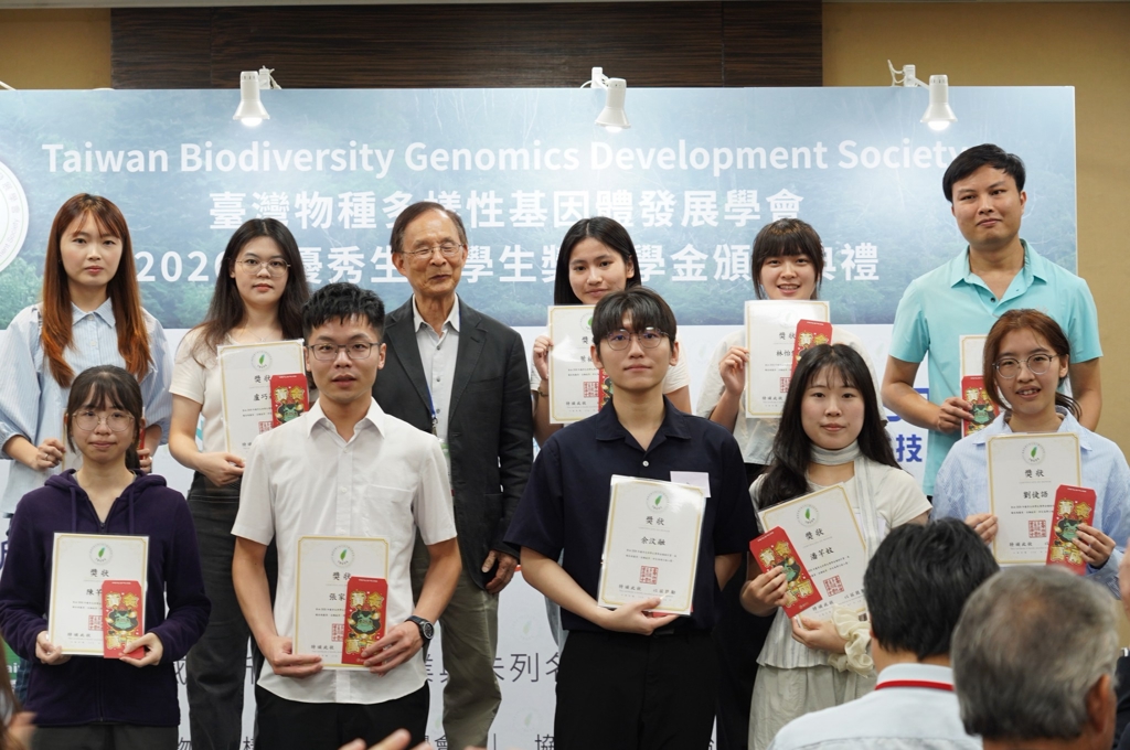 文大生科2生脫穎而出 獲「優秀生科學生獎」肯定生技育才實力