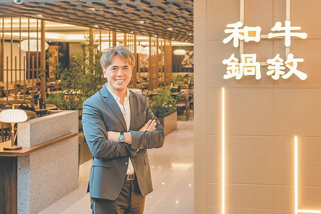 自助吧火鍋亂鬥 路易莎參戰