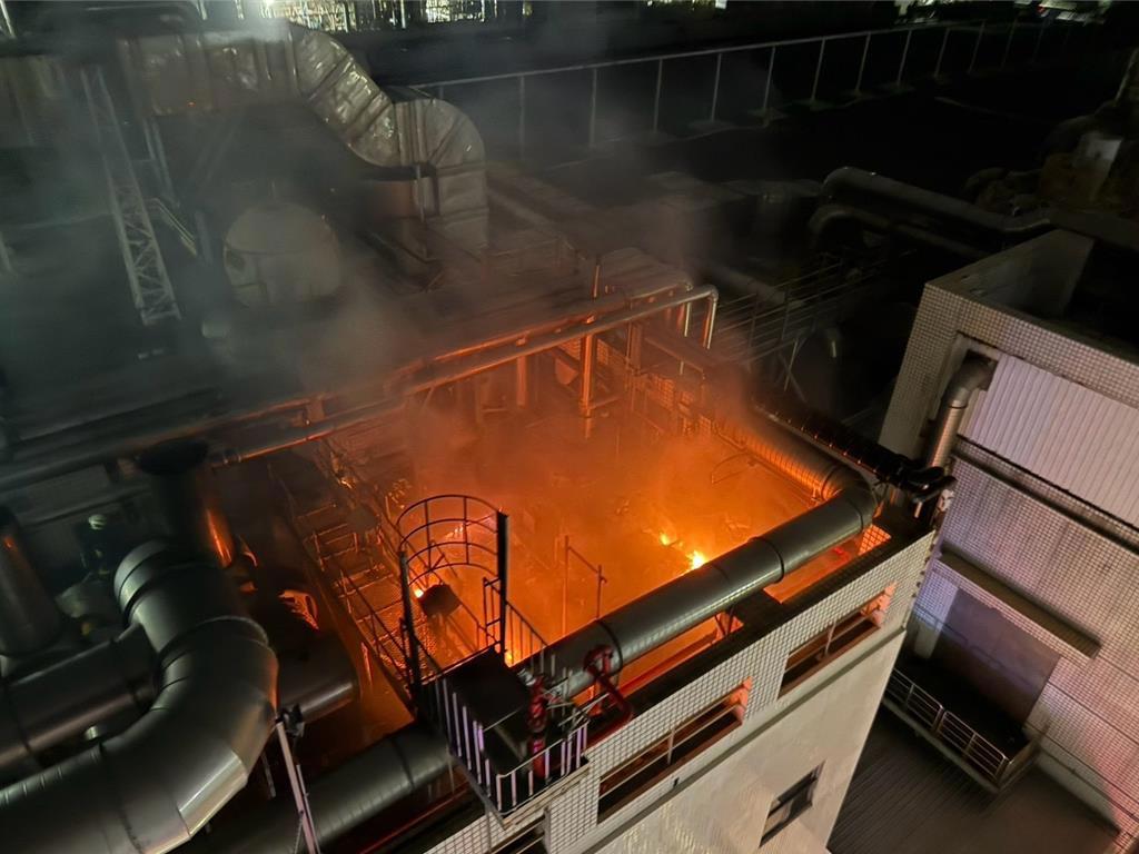 世界先進蘆竹晶圓三廠深夜火警!頂樓機房起火 員工緊急疏散 FAB未波及