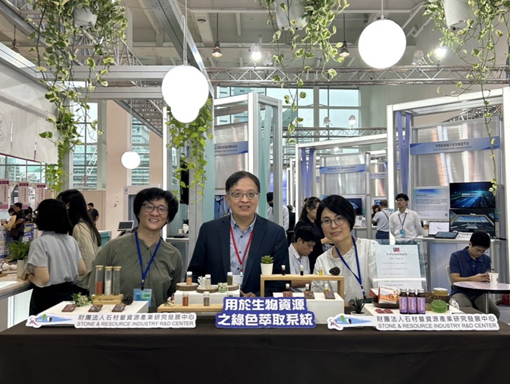 石資中心展現科專成果 東部特色作物綠色萃取系統亮相亞灣新創大南方