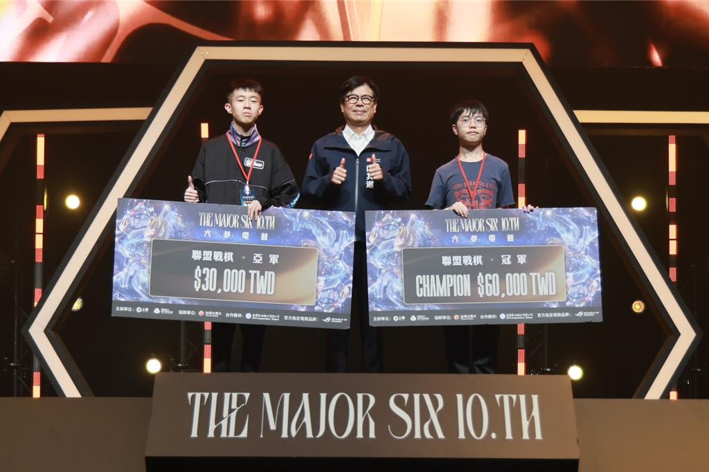 六都電競爭霸戰十周年 陳其邁親自頒獎《聯盟戰棋》冠亞軍獎項 為獲獎選手加油打氣