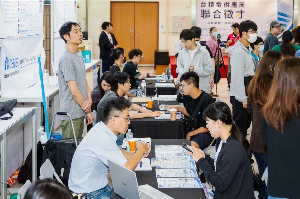 台積電22家供應鏈祭高薪職缺 嘉義徵才現場人潮爆滿