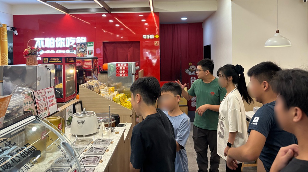 人人品牌行銷十週年巡店公益 攜手台福飽飽鍋溫暖送愛