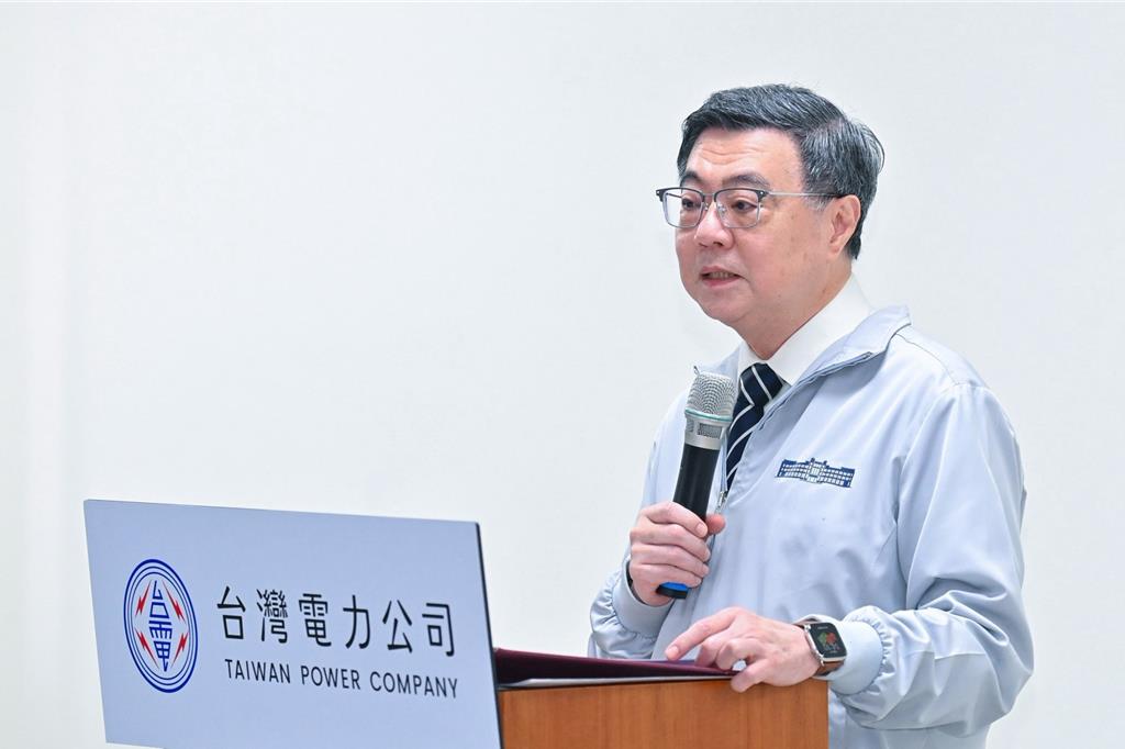 視察中火提「2034無煤目標」卓揆:嚴打不法 保障合法業者開發潔淨綠能