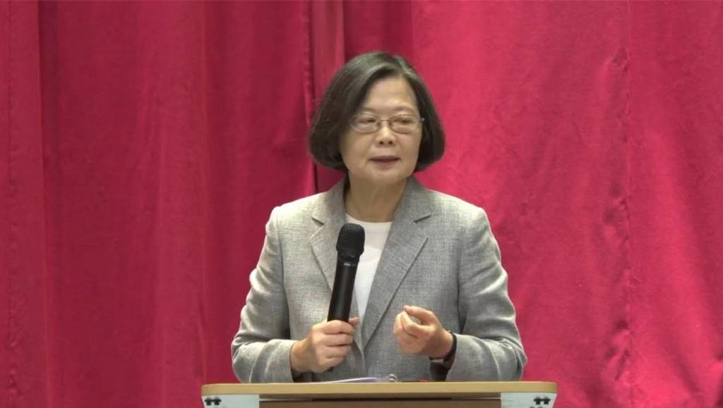 和蔡明忠出席台大講座 蔡英文:社會意見分歧尋找共通性展開對話