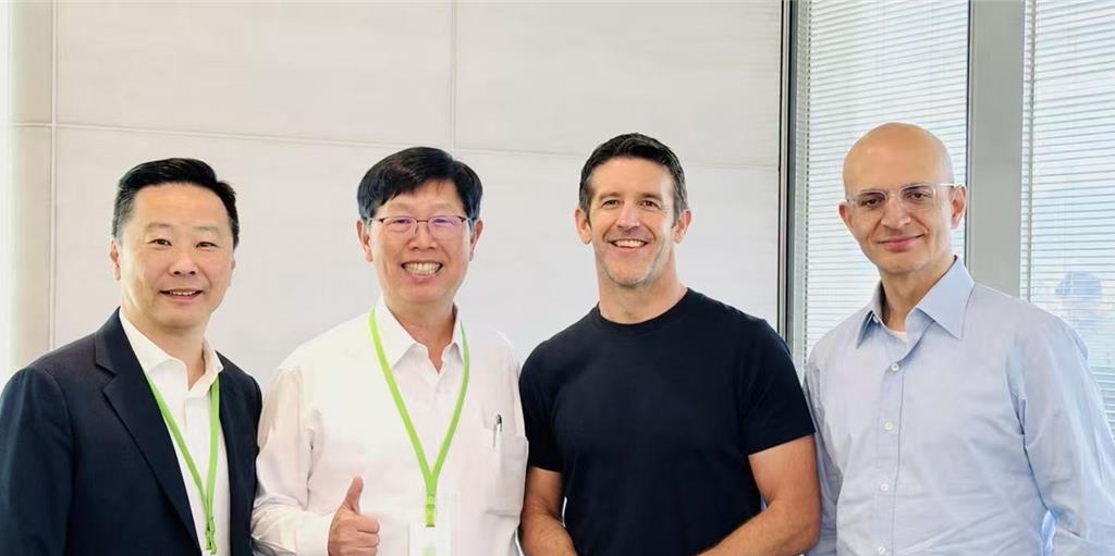 鴻海秀劉揚偉與特納斯合照 凸顯緊密合作關係