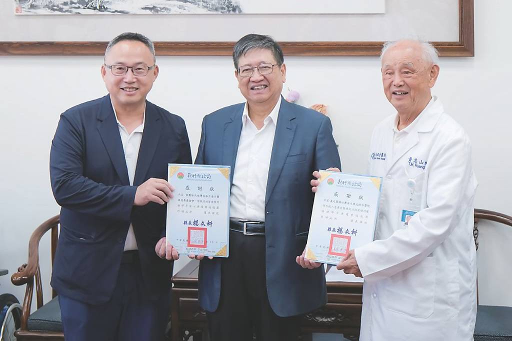 竹縣長楊文科表揚生命鬥士邱子彧