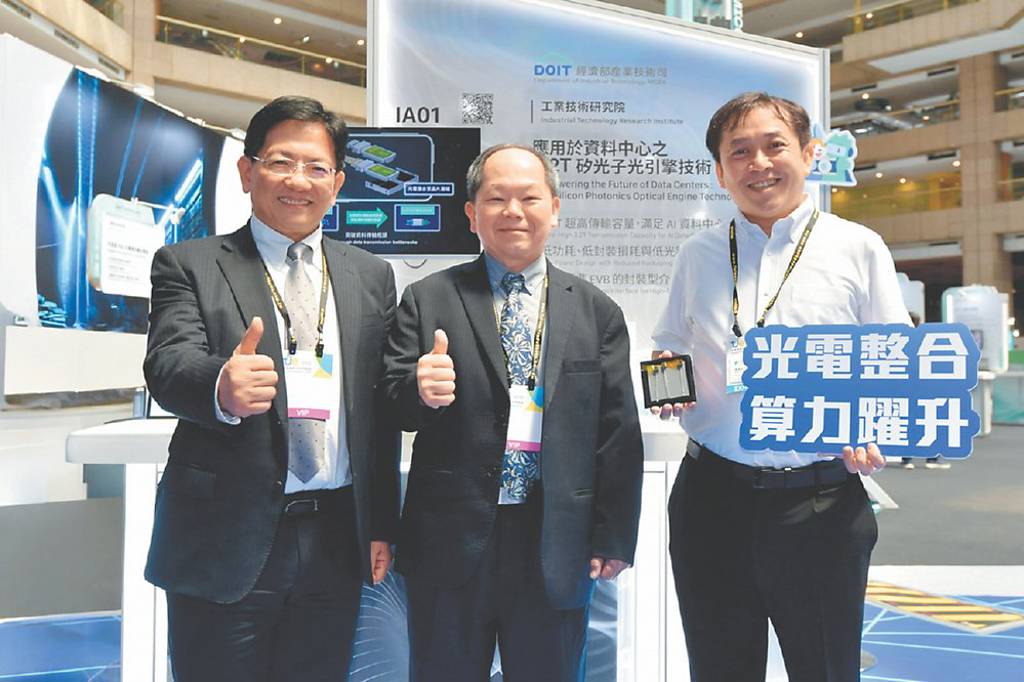 3.2T矽光子引擎 TIE炸場